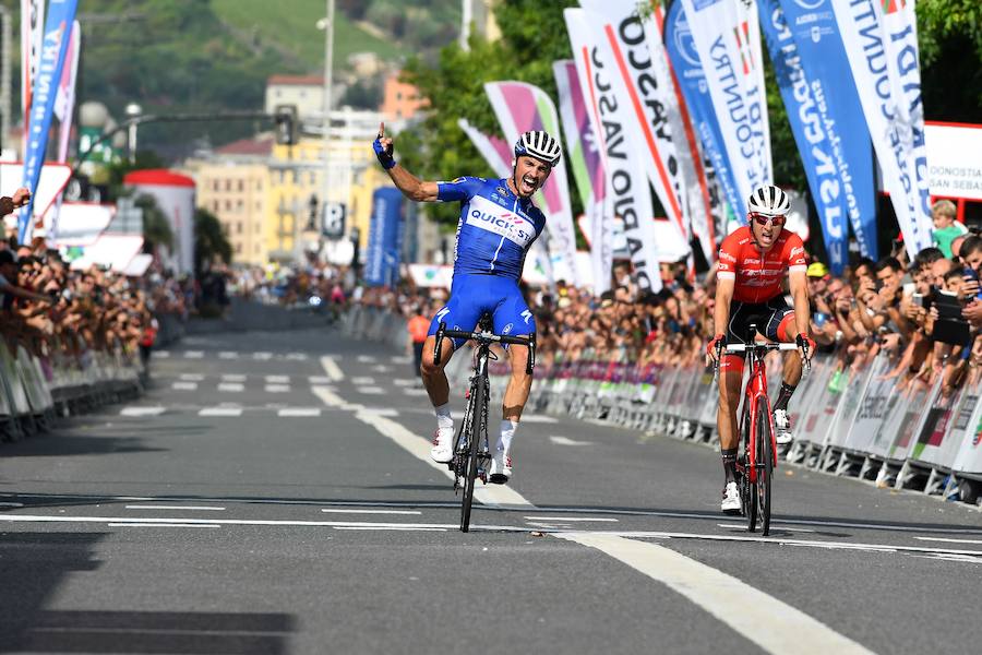 El pelotón ciclista ha animado las carreteras guipuzcoanas durante la Clásica de San Sebastián 2018