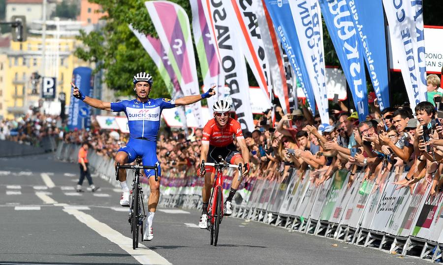 El pelotón ciclista ha animado las carreteras guipuzcoanas durante la Clásica de San Sebastián 2018