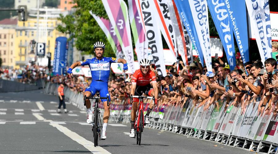 El pelotón ciclista ha animado las carreteras guipuzcoanas durante la Clásica de San Sebastián 2018