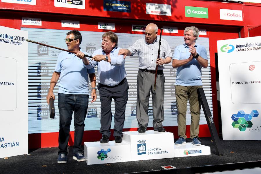 El pelotón ciclista ha animado las carreteras guipuzcoanas durante la Clásica de San Sebastián 2018