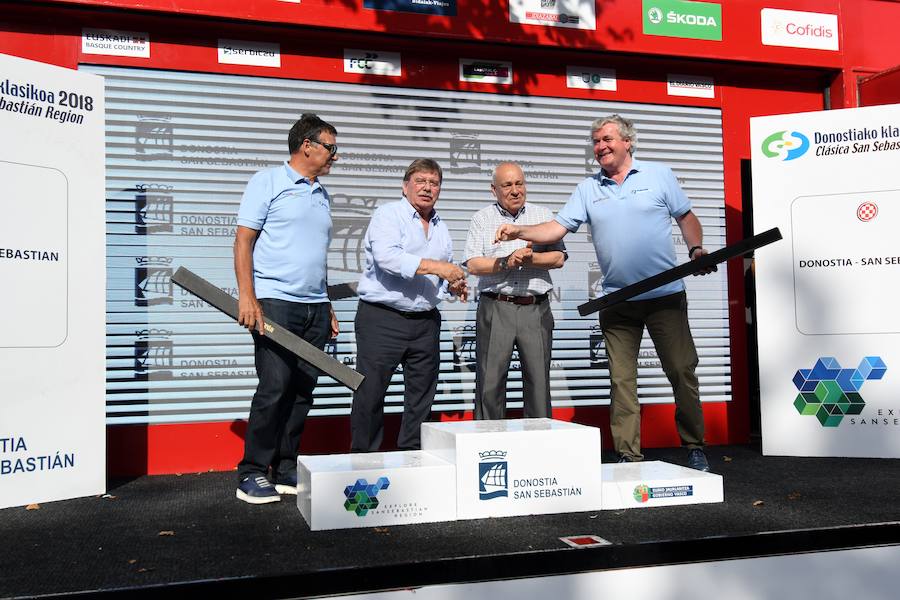 El pelotón ciclista ha animado las carreteras guipuzcoanas durante la Clásica de San Sebastián 2018