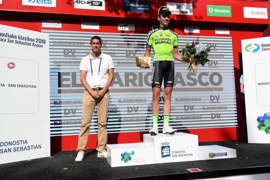 El pelotón ciclista ha animado las carreteras guipuzcoanas durante la Clásica de San Sebastián 2018