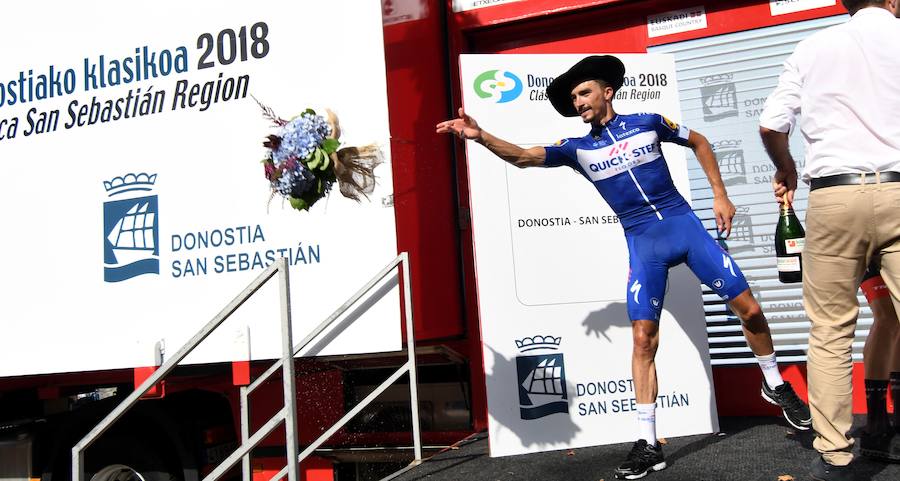 El pelotón ciclista ha animado las carreteras guipuzcoanas durante la Clásica de San Sebastián 2018