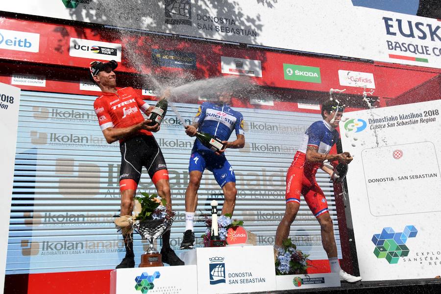 El pelotón ciclista ha animado las carreteras guipuzcoanas durante la Clásica de San Sebastián 2018