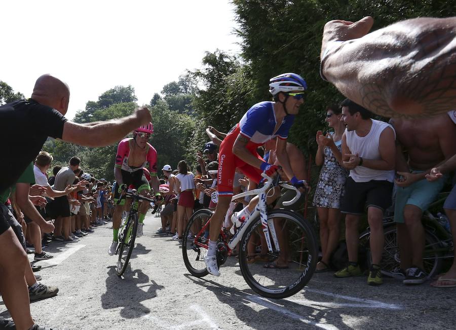 El pelotón ciclista ha animado las carreteras guipuzcoanas durante la Clásica de San Sebastián 2018