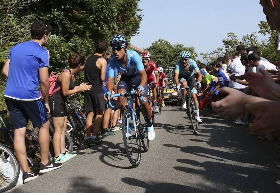 El pelotón ciclista ha animado las carreteras guipuzcoanas durante la Clásica de San Sebastián 2018