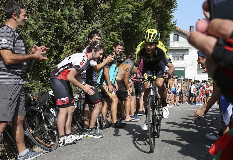El pelotón ciclista ha animado las carreteras guipuzcoanas durante la Clásica de San Sebastián 2018