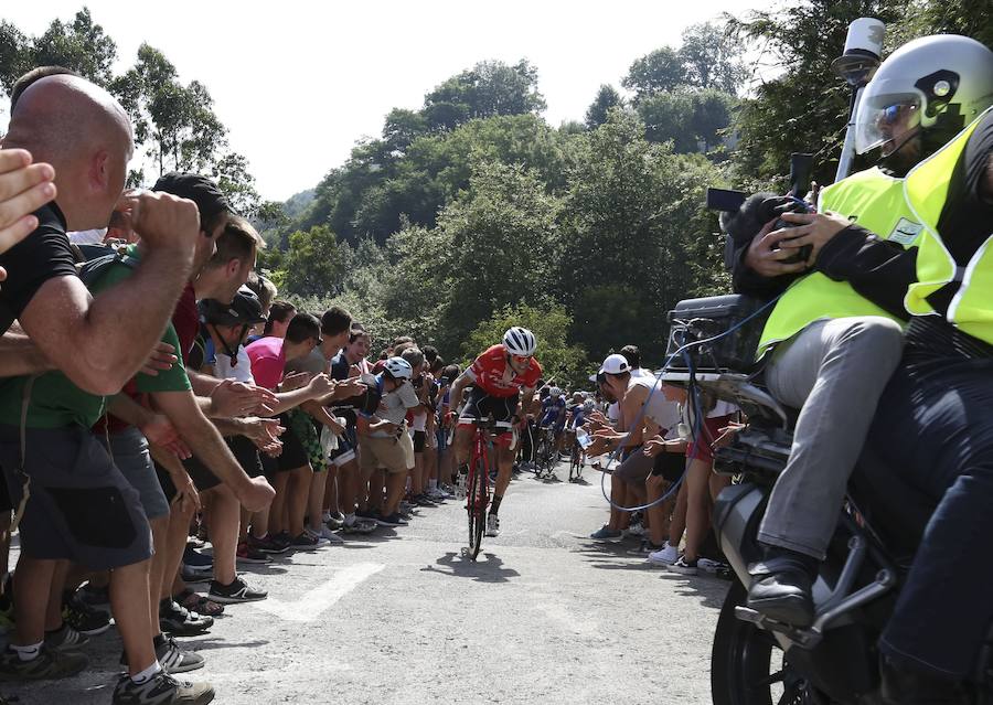 El pelotón ciclista ha animado las carreteras guipuzcoanas durante la Clásica de San Sebastián 2018