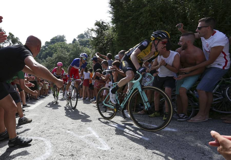 El pelotón ciclista ha animado las carreteras guipuzcoanas durante la Clásica de San Sebastián 2018
