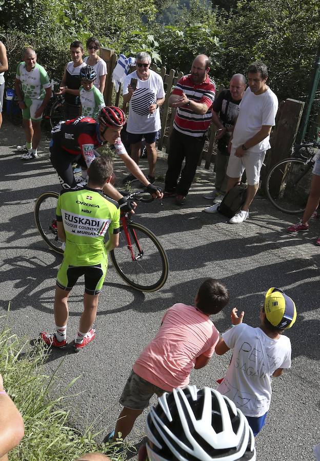El pelotón ciclista ha animado las carreteras guipuzcoanas durante la Clásica de San Sebastián 2018