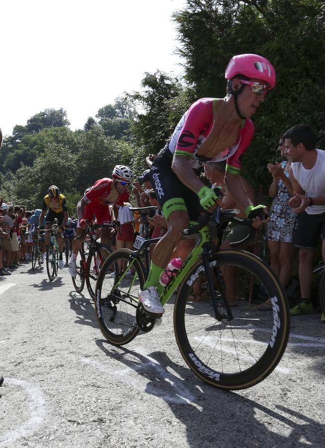 El pelotón ciclista ha animado las carreteras guipuzcoanas durante la Clásica de San Sebastián 2018