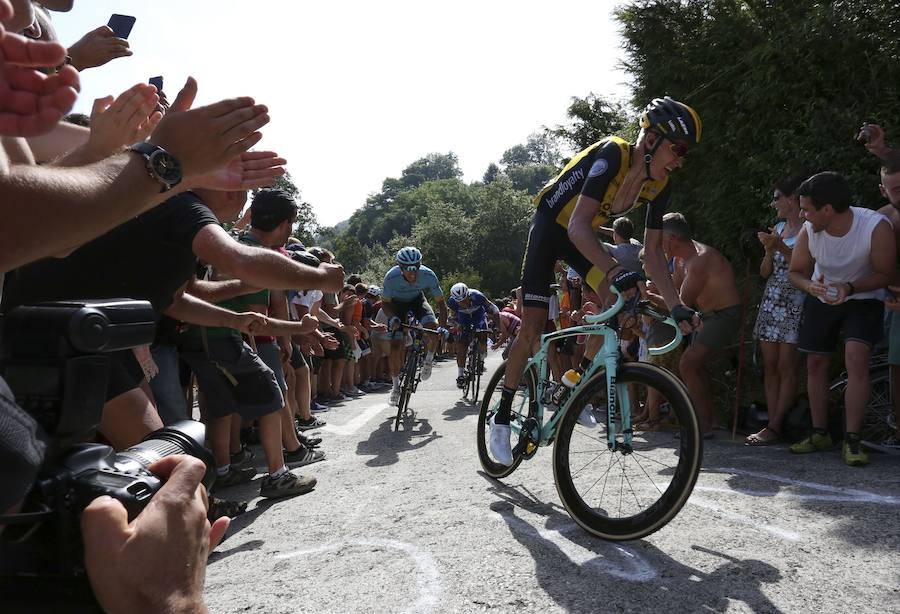 El pelotón ciclista ha animado las carreteras guipuzcoanas durante la Clásica de San Sebastián 2018