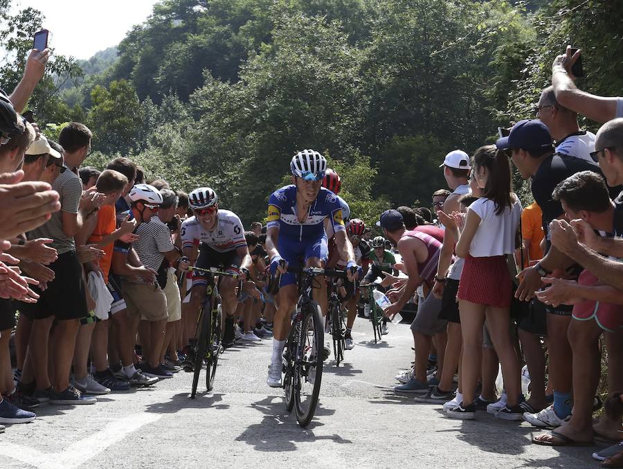 El pelotón ciclista ha animado las carreteras guipuzcoanas durante la Clásica de San Sebastián 2018