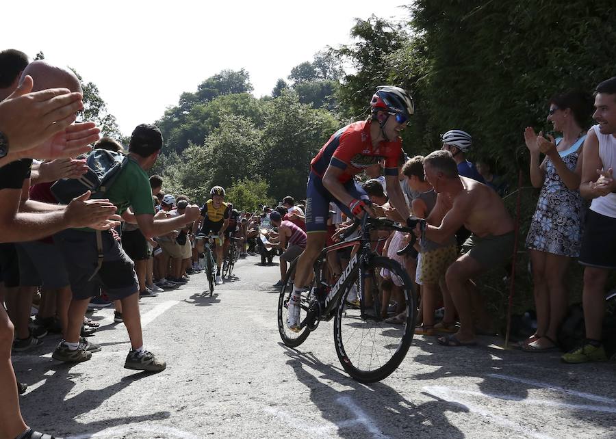 El pelotón ciclista ha animado las carreteras guipuzcoanas durante la Clásica de San Sebastián 2018