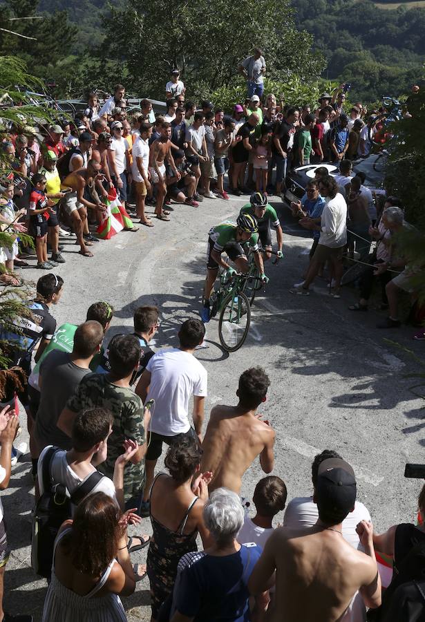 El pelotón ciclista ha animado las carreteras guipuzcoanas durante la Clásica de San Sebastián 2018