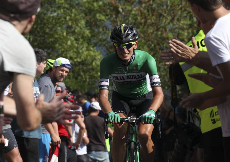 El pelotón ciclista ha animado las carreteras guipuzcoanas durante la Clásica de San Sebastián 2018