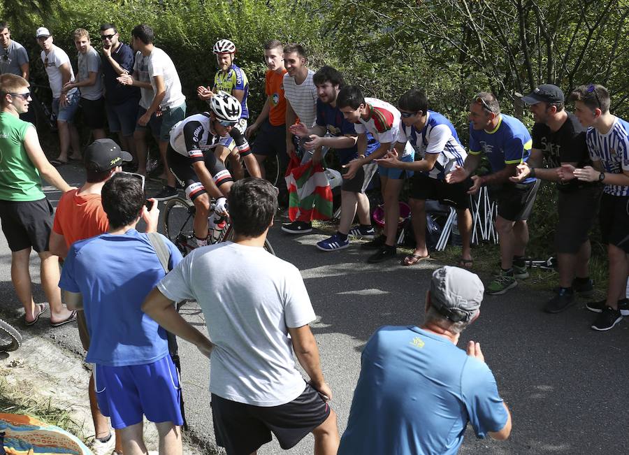 El pelotón ciclista ha animado las carreteras guipuzcoanas durante la Clásica de San Sebastián 2018