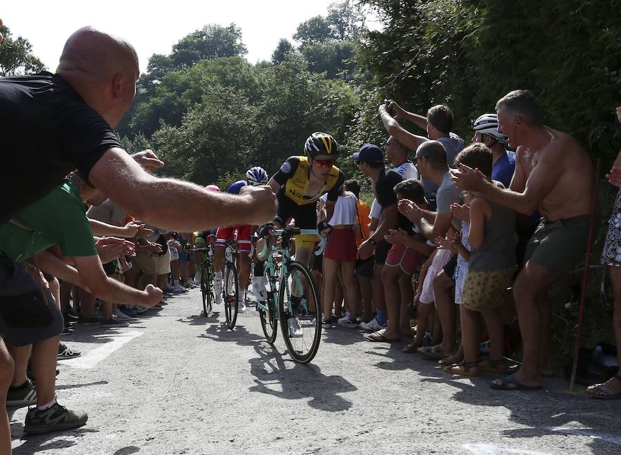 El pelotón ciclista ha animado las carreteras guipuzcoanas durante la Clásica de San Sebastián 2018