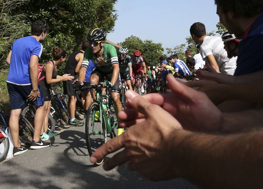 El pelotón ciclista ha animado las carreteras guipuzcoanas durante la Clásica de San Sebastián 2018