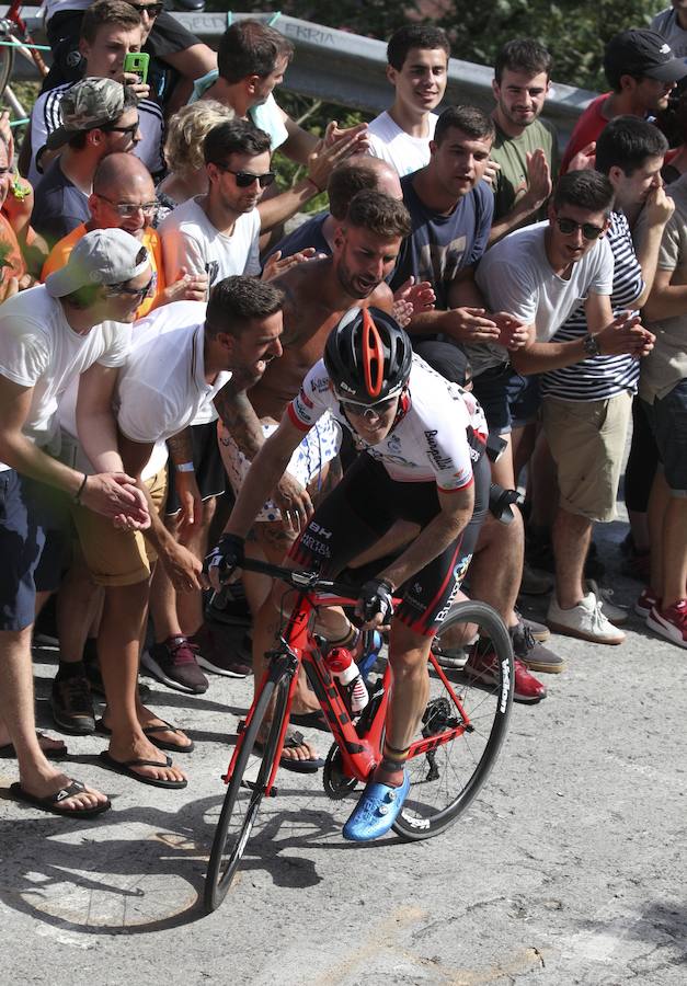 El pelotón ciclista ha animado las carreteras guipuzcoanas durante la Clásica de San Sebastián 2018