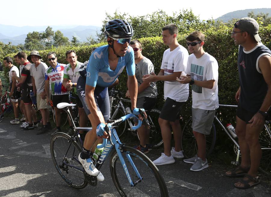 El pelotón ciclista ha animado las carreteras guipuzcoanas durante la Clásica de San Sebastián 2018