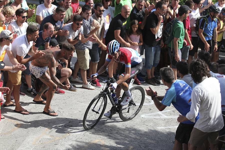 El pelotón ciclista ha animado las carreteras guipuzcoanas durante la Clásica de San Sebastián 2018