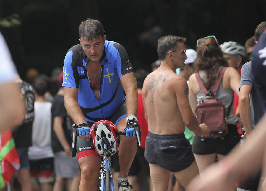 El pelotón ciclista ha animado las carreteras guipuzcoanas durante la Clásica de San Sebastián 2018