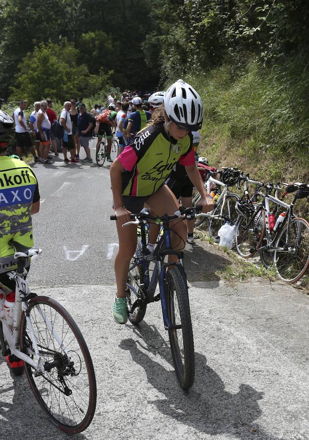 El pelotón ciclista ha animado las carreteras guipuzcoanas durante la Clásica de San Sebastián 2018