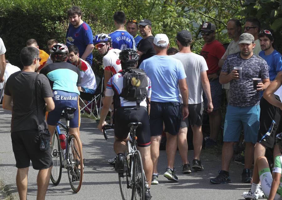 El pelotón ciclista ha animado las carreteras guipuzcoanas durante la Clásica de San Sebastián 2018
