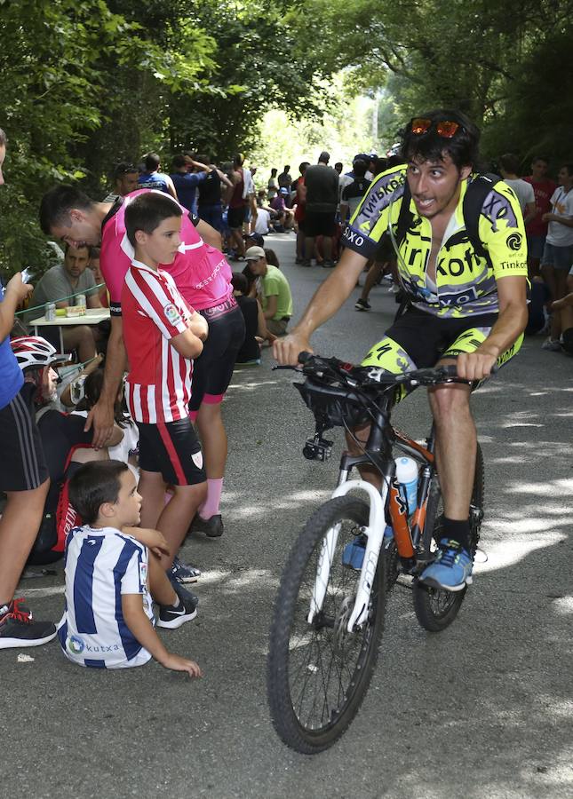 El pelotón ciclista ha animado las carreteras guipuzcoanas durante la Clásica de San Sebastián 2018