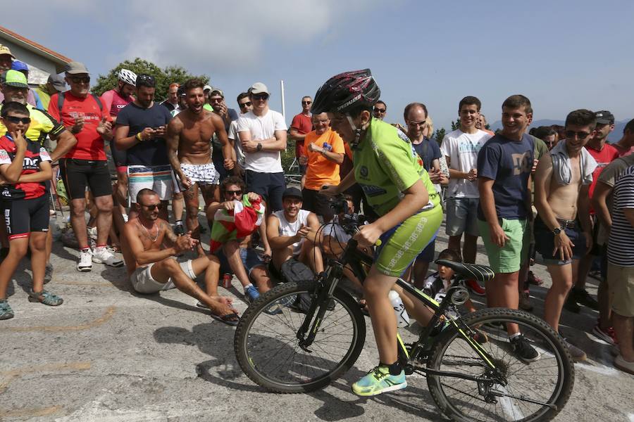 El pelotón ciclista ha animado las carreteras guipuzcoanas durante la Clásica de San Sebastián 2018