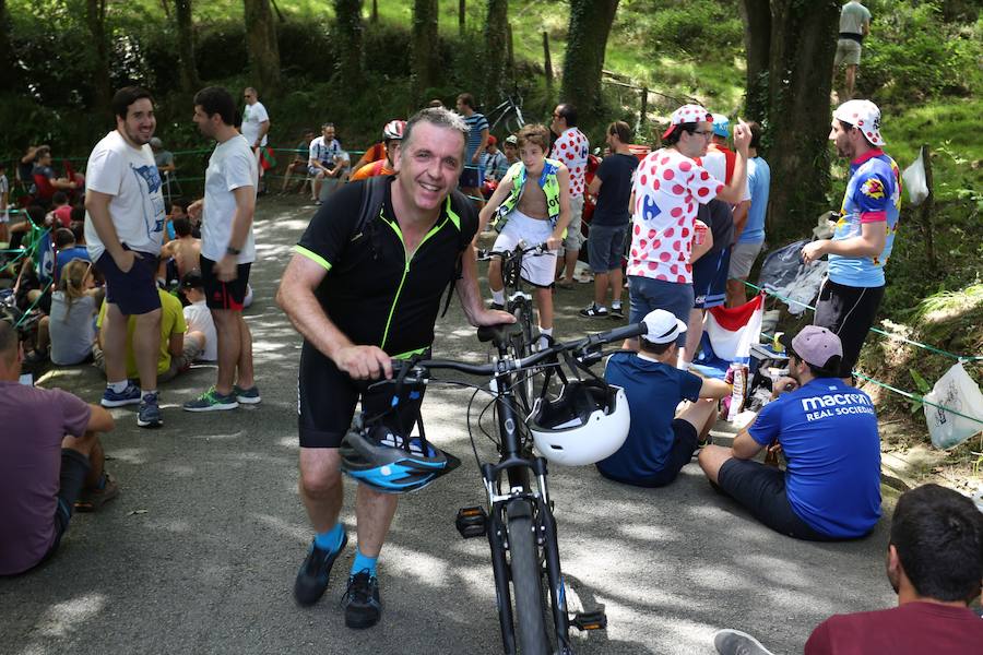 Un gran ambiente en la subida final de la clasica San Sebastián 2018, a los ciclistas no les faltará apoyo