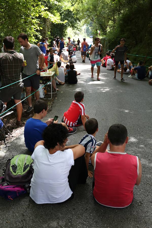 Un gran ambiente en la subida final de la clasica San Sebastián 2018, a los ciclistas no les faltará apoyo