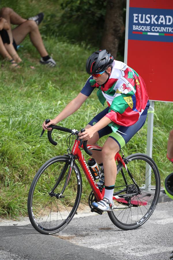 Un gran ambiente en la subida final de la clasica San Sebastián 2018, a los ciclistas no les faltará apoyo
