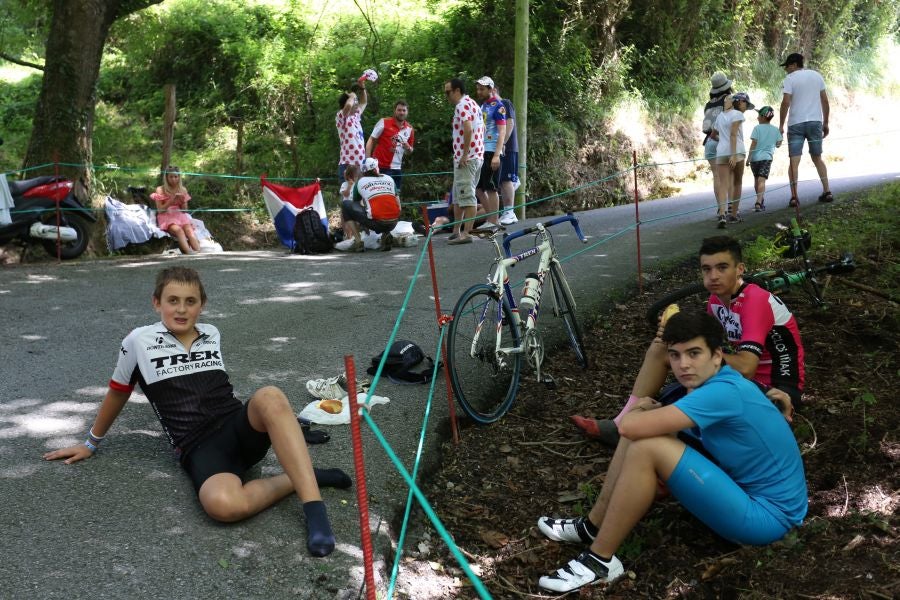 Un gran ambiente en la subida final de la clasica San Sebastián 2018, a los ciclistas no les faltará apoyo