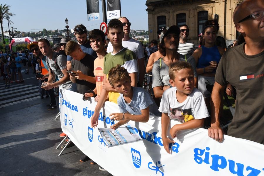 Gran ambiente en Alderdi Eder y el Bulevard donostiarra con cientos de aficionados viendo la presentación de los equipos participantes y la salida de la Clásica de San Sebastián