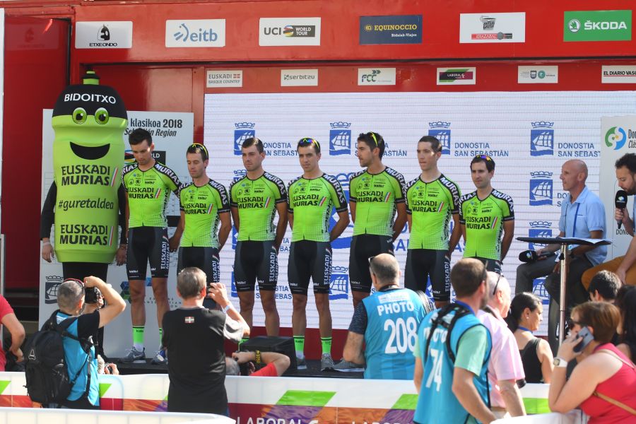Gran ambiente en Alderdi Eder y el Bulevard donostiarra con cientos de aficionados viendo la presentación de los equipos participantes y la salida de la Clásica de San Sebastián