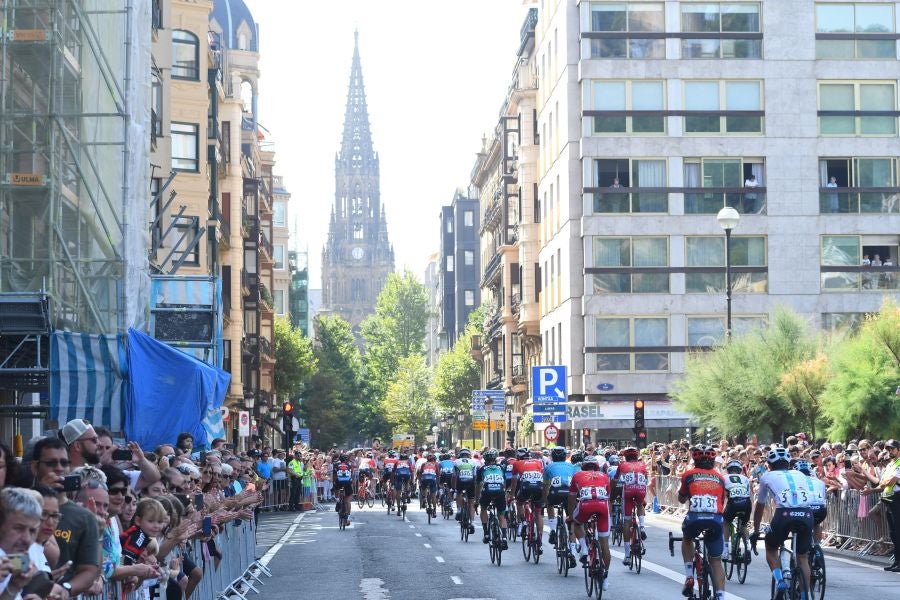 Gran ambiente en Alderdi Eder y el Bulevard donostiarra con cientos de aficionados viendo la presentación de los equipos participantes y la salida de la Clásica de San Sebastián