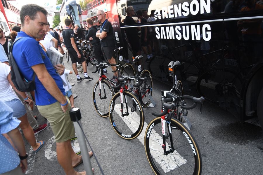 Gran ambiente en Alderdi Eder y el Bulevard donostiarra con cientos de aficionados viendo la presentación de los equipos participantes y la salida de la Clásica de San Sebastián