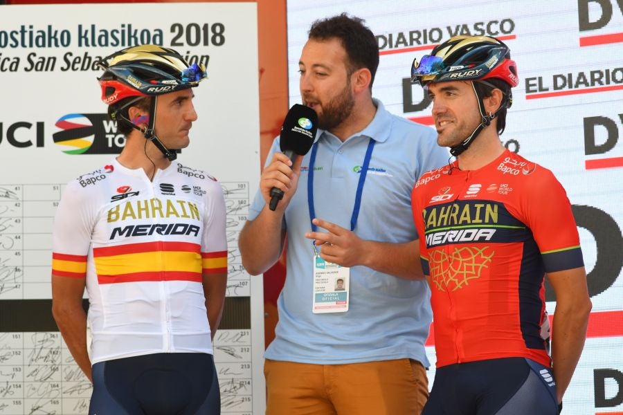 Gran ambiente en Alderdi Eder y el Bulevard donostiarra con cientos de aficionados viendo la presentación de los equipos participantes y la salida de la Clásica de San Sebastián
