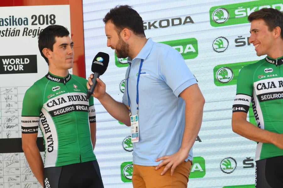 Gran ambiente en Alderdi Eder y el Bulevard donostiarra con cientos de aficionados viendo la presentación de los equipos participantes y la salida de la Clásica de San Sebastián