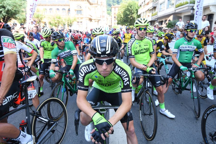Gran ambiente en Alderdi Eder y el Bulevard donostiarra con cientos de aficionados viendo la presentación de los equipos participantes y la salida de la Clásica de San Sebastián