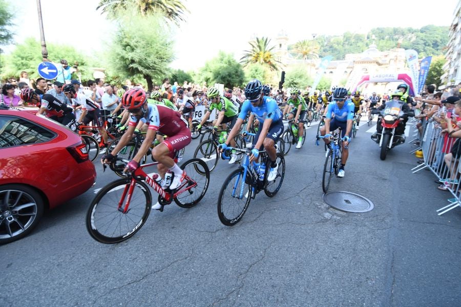 Gran ambiente en Alderdi Eder y el Bulevard donostiarra con cientos de aficionados viendo la presentación de los equipos participantes y la salida de la Clásica de San Sebastián