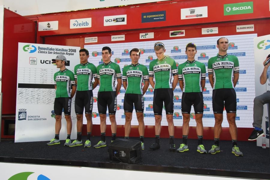 Gran ambiente en Alderdi Eder y el Bulevard donostiarra con cientos de aficionados viendo la presentación de los equipos participantes y la salida de la Clásica de San Sebastián