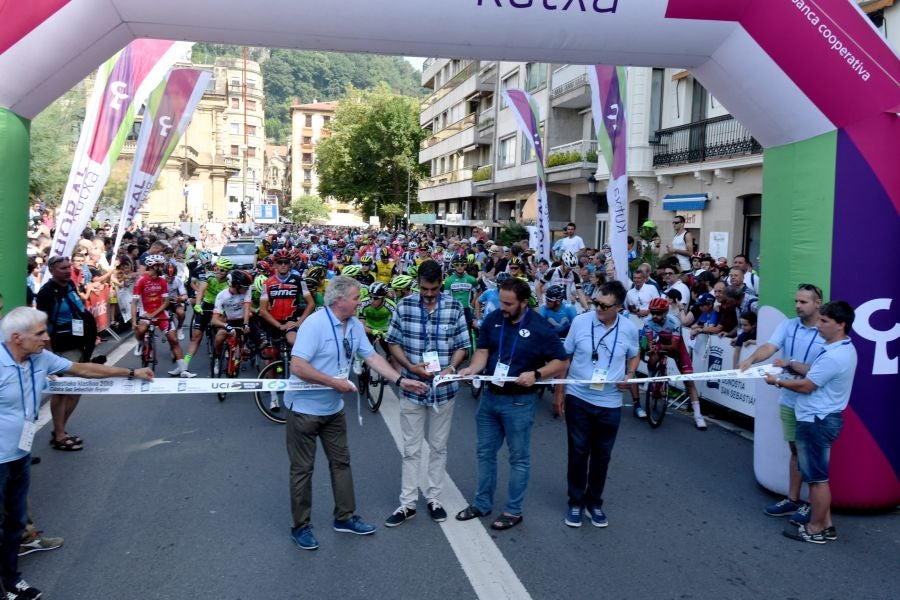 Gran ambiente en Alderdi Eder y el Bulevard donostiarra con cientos de aficionados viendo la presentación de los equipos participantes y la salida de la Clásica de San Sebastián