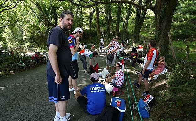 Imagen. Aficionados esperan en las rampas de Murgil. 