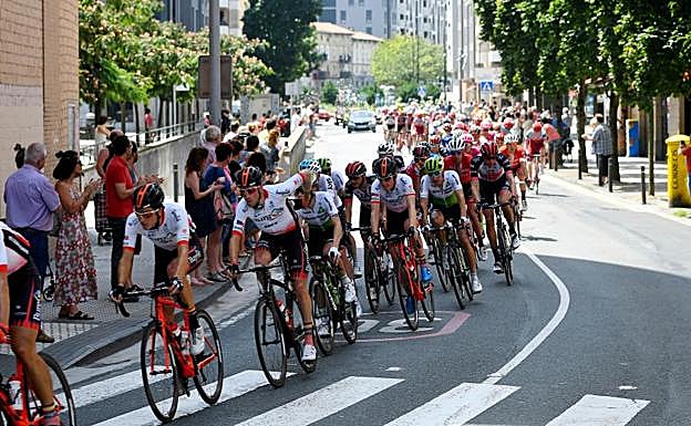 Imagen. Imágenes de la carrera a su paso por diversas localidades guipuzcoanas. 