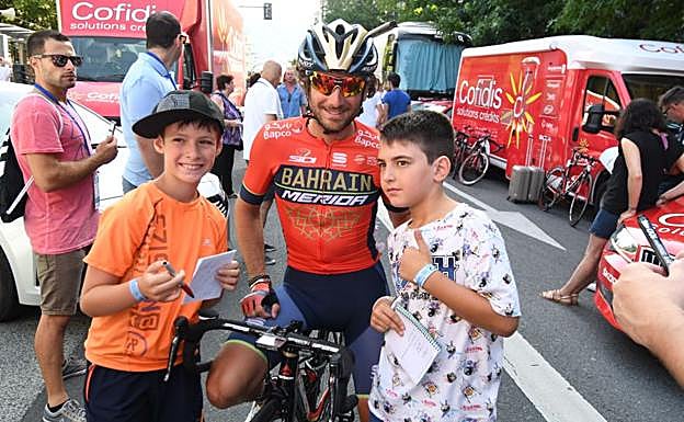 Imagen. Gran ambiente 'txirrindulari' en Alderdi Eder antes de la salida. 