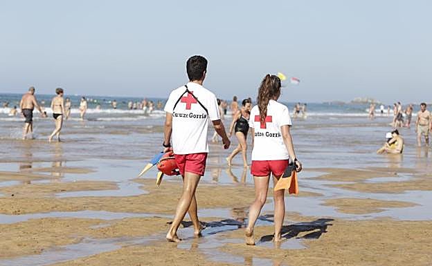 Socorristas en la playa de Zarautz. 