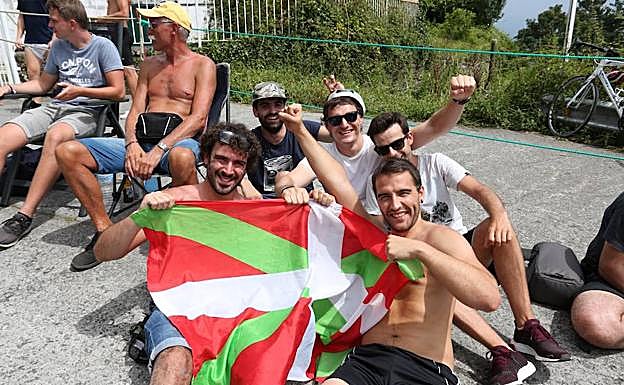 Aficionados esperan al pelotón en las rampas de Murgil. 